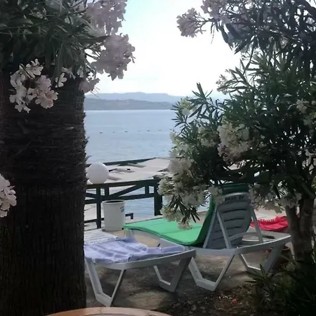 Deniz Kenarında Geniş Bahçeli Muhteşem Yazlık Villa