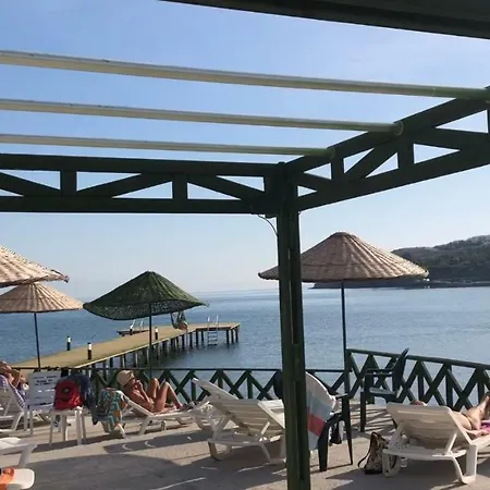 Deniz Kenarinda Genis Bahceli Muhtesem Yazlik Villa *