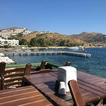 Villa Deniz Kenarinda Genis Bahceli Muhtesem Yazlik